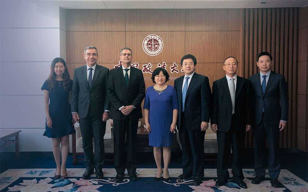 Professores participam de fórum internacional dos BRICS e estreitam relações com entidades na China